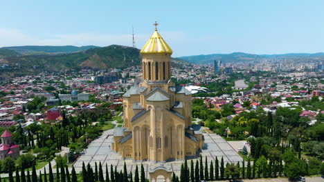 catedral de la santísima trinidad de tbilisi con cúpula dorada en tbilisi, georgia