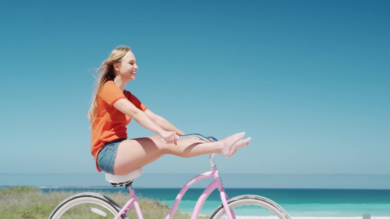 해변에서 자전거를 타고 있는 여자