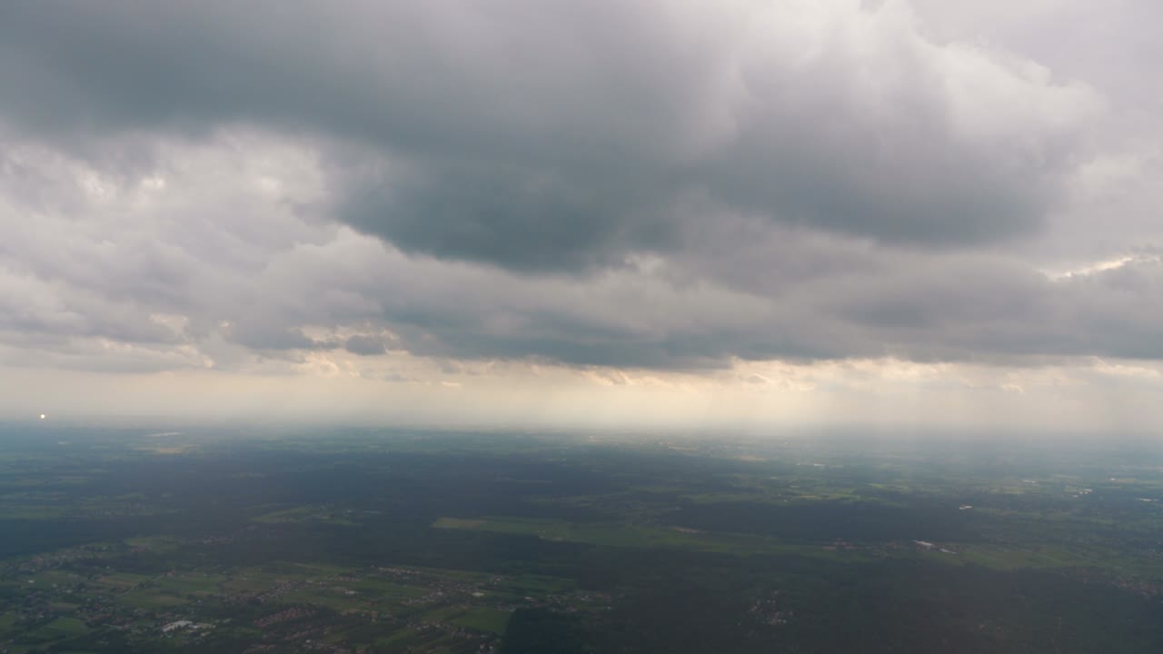 vuelo en nubes oscuras tormentosas en 4k cámara lenta 60 fps