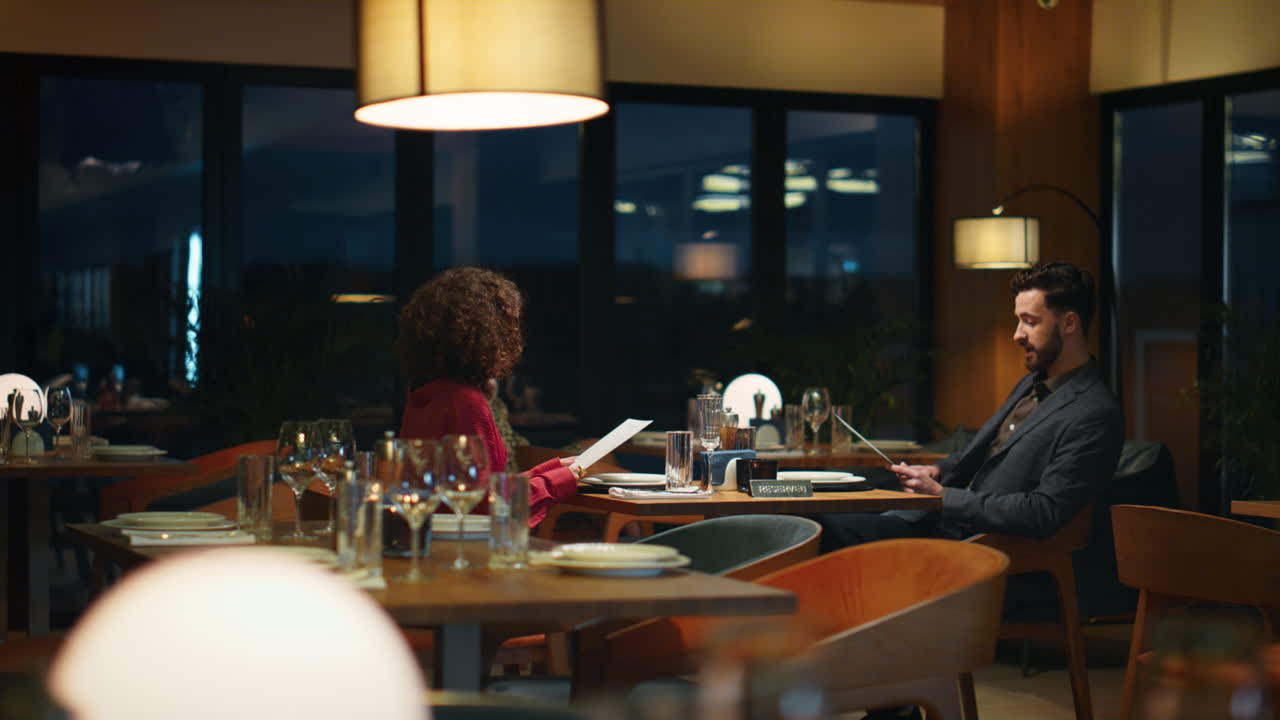 만적 인 연인 들 이 함께 식당 에 앉아 있다. 저녁 식사 를 하는 다민족 부부.