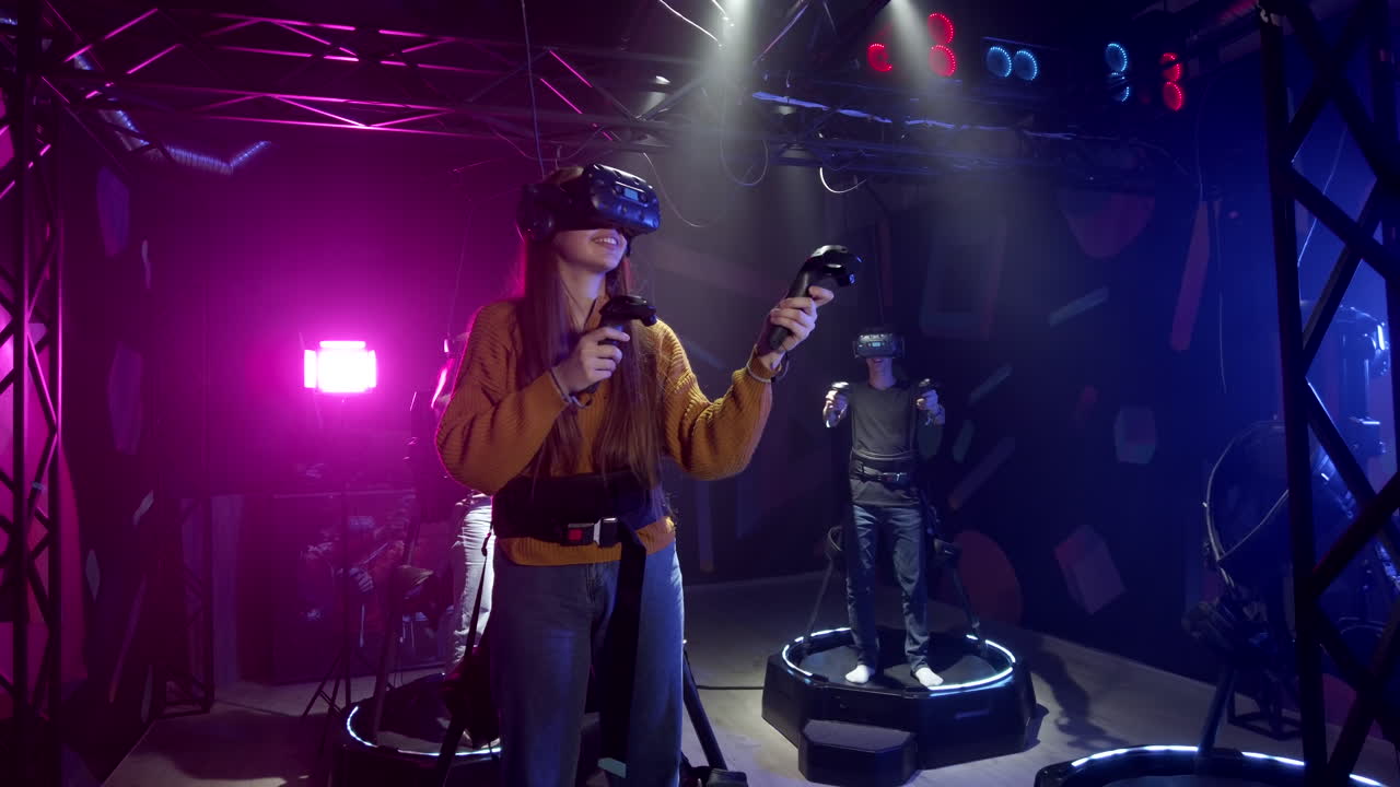 Adolescenti che giocano con un visore per la realtà virtuale in uno studio
