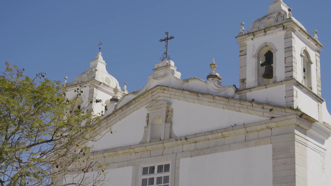 Vista dal basso verso l'alto della facciata della Igreja de Santa Maria a Lagos, Portogallo