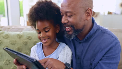 Vater,-Tochter-Und-Tablet