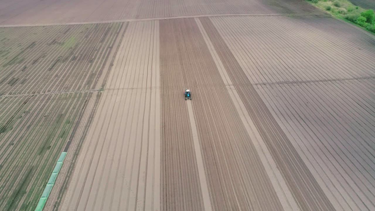 instalación de un sistema de riego en el campo. imágenes aéreas del tractor trabajando en el terreno. siembra de zanahorias