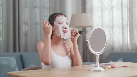 mujer aplicando una máscara facial