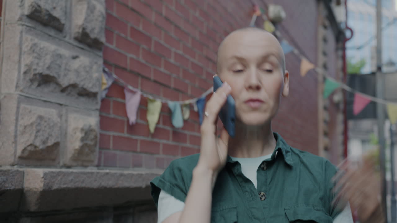 도시 거리에서 전화로 이야기하는 여자