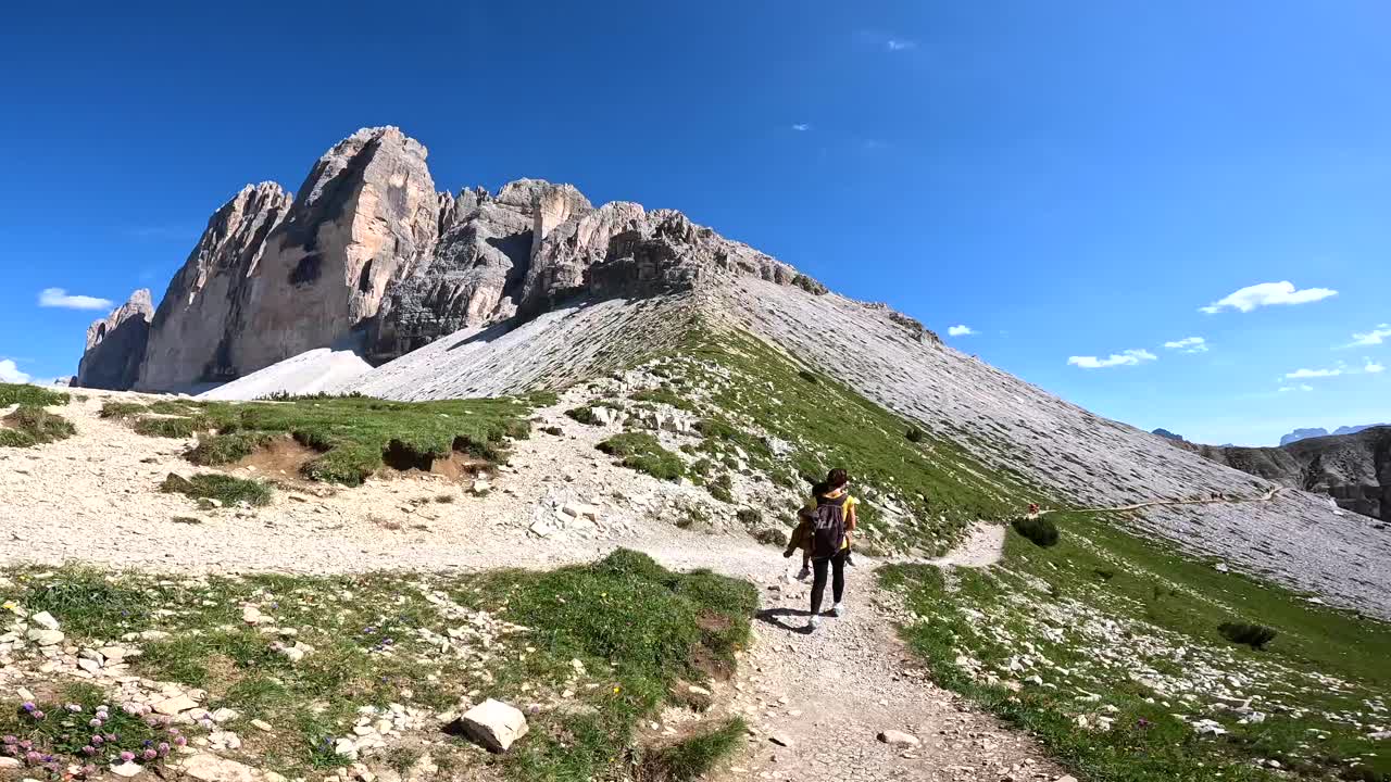 Turisti patikoimassa maisemareitillä Tre Cime di Lavaredossa, Dolomiiteilla, Italiassa