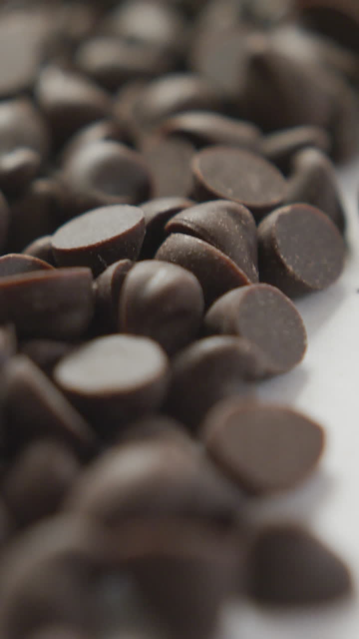 video de primer plano de varios trozos de chocolate sobre un fondo blanco