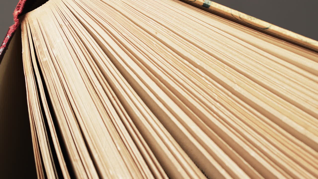 책 페이지의 마이크로 및 회색 배경에 복사 공간