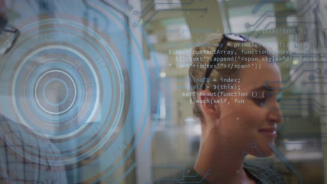 animación del procesamiento de datos financieros sobre una mujer de negocios caucásica
