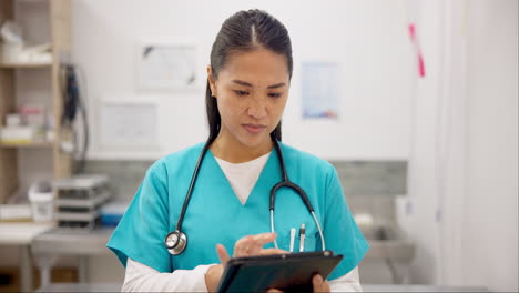 Gesundheitswesen,-Krankenschwester-Und-Frau-Mit-Tablet