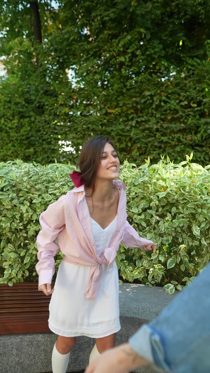 amigos abrazándose en un parque