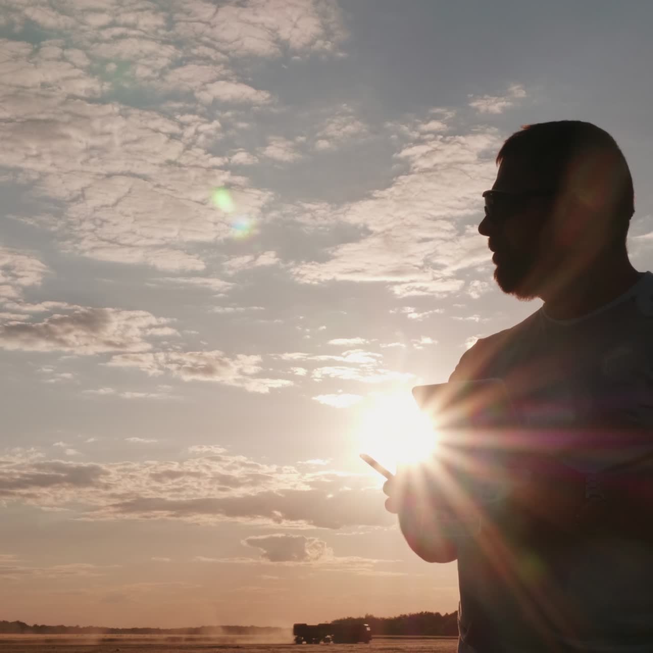 el hombre controla el dron mientras la cámara lo sigue