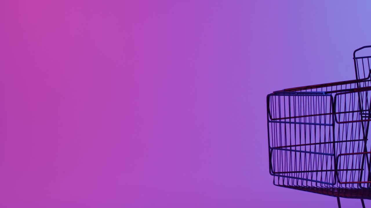 video de un carrito de compras con espacio de copia sobre un fondo púrpura de neón