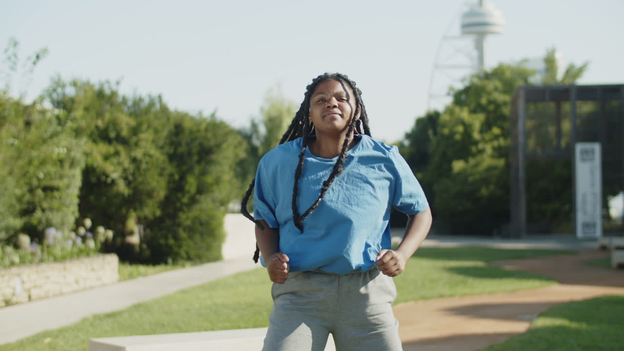 mujer afroamericana haciendo ejercicios de jogging en la naturaleza