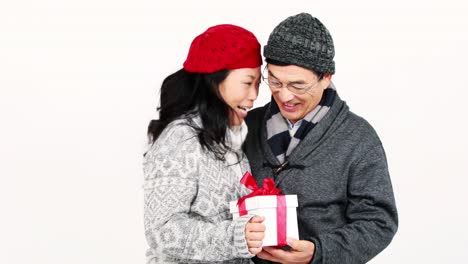행복 한 아시아 커플 이 선물 을 들고 있다