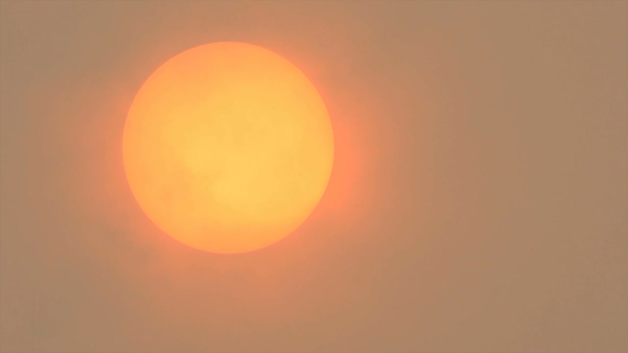 사하라 먼지와 산불 연기가 가려진 빛