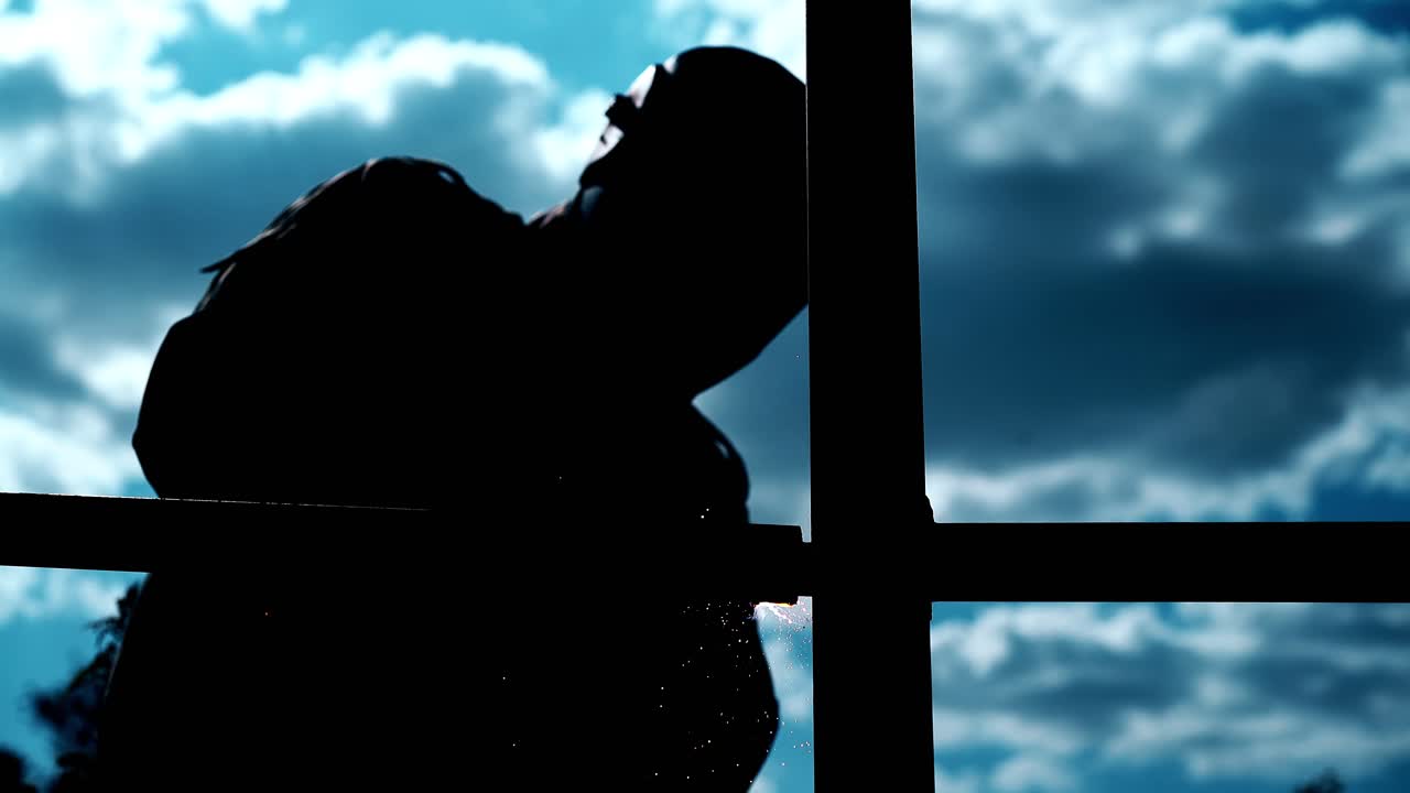 직원 용접의 실루 ⁇  울타리 사체 부분