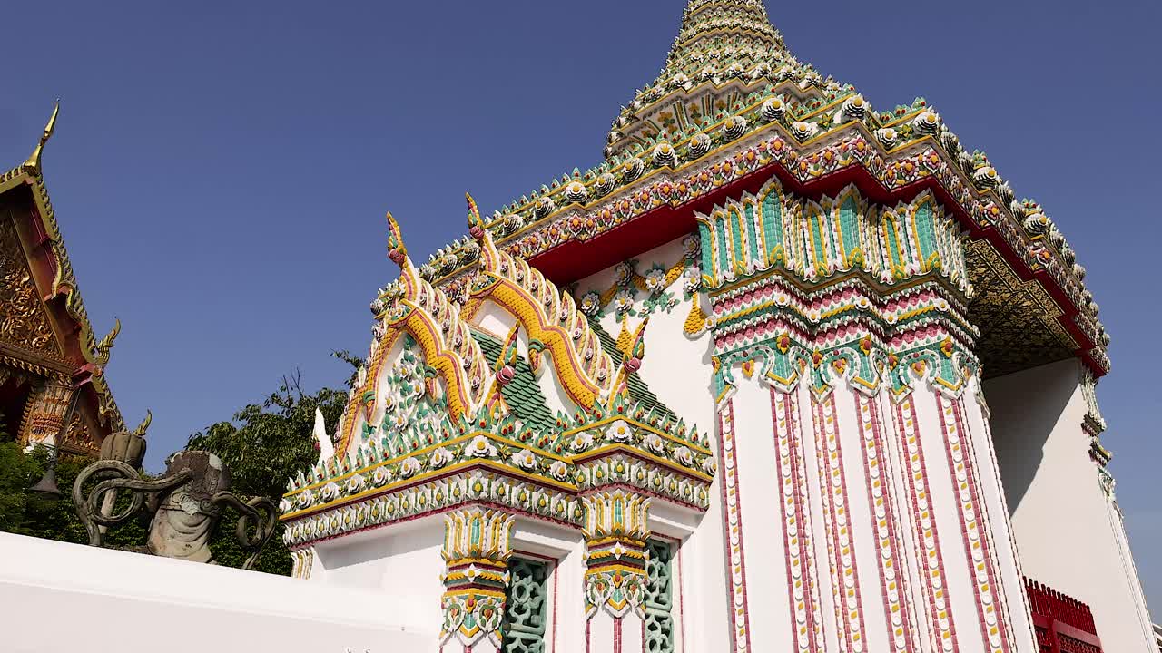 arquitectura intrincada del templo en bangkok, tailandia