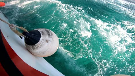 Aguas-Turquesas-Increíblemente-Claras-Que-Miran-Por-La-Borda-De-Un-Barco-Rojo-Blanco