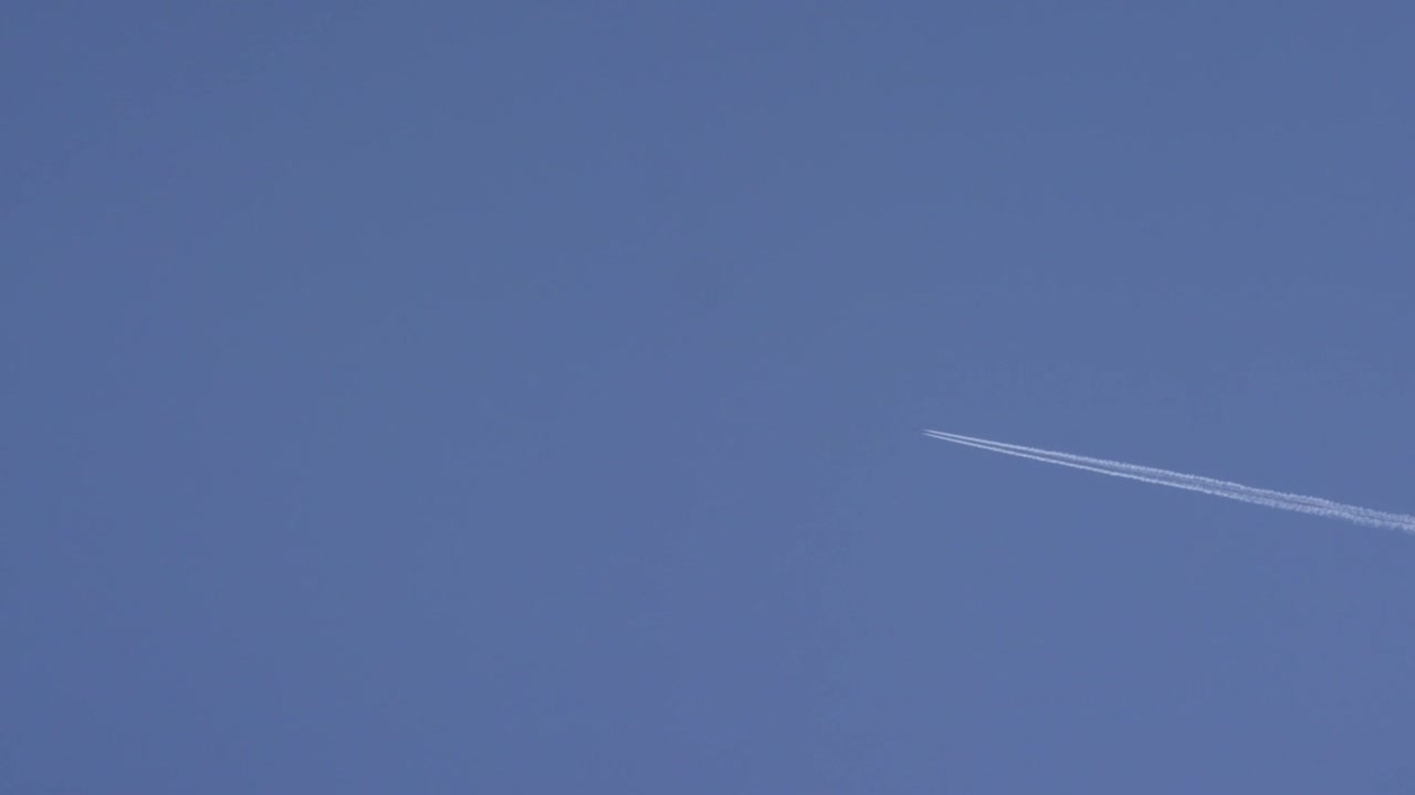 파란 하늘에서 비행기 콘트레일