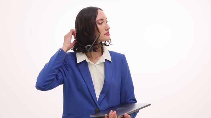 Profesionální žena se sluchátky a notebookem
