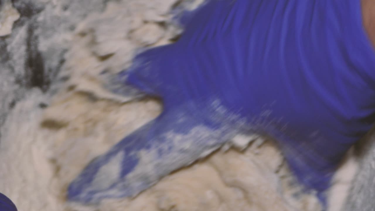 amasar la masa con guantes azules