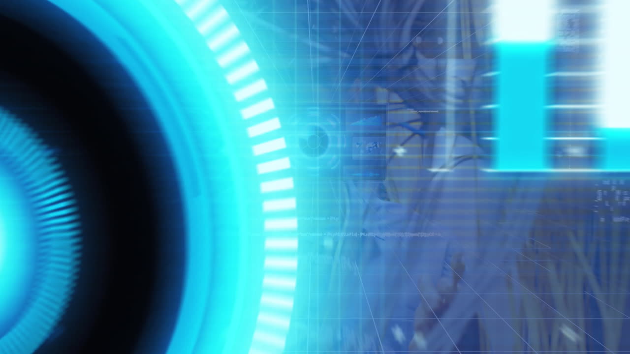 animación del procesamiento de datos sobre un hombre biracial inspeccionando la sala del servidor