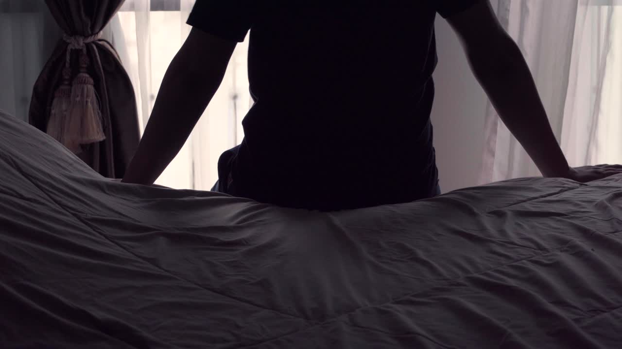 그는 아침에 침실에서 깨어났다.