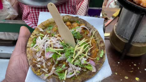 primer plano sobre el famoso plato bengalí ghugni hecho de garbanzos y patatas con ingredientes de cilantro y cebolla a lo largo de un puesto al borde de la carretera durante el día