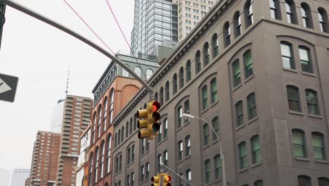 niedriger winkel gleitende aufnahme von modernen gebäuden, wolkenkratzern und ampeln in new york city. wohngebiet. pov dolly-stil aufnahme.