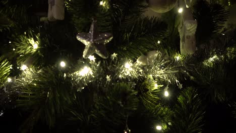 árbol de navidad decorado en nochebuena grabado con una sony a7 iii en 4k 30fps