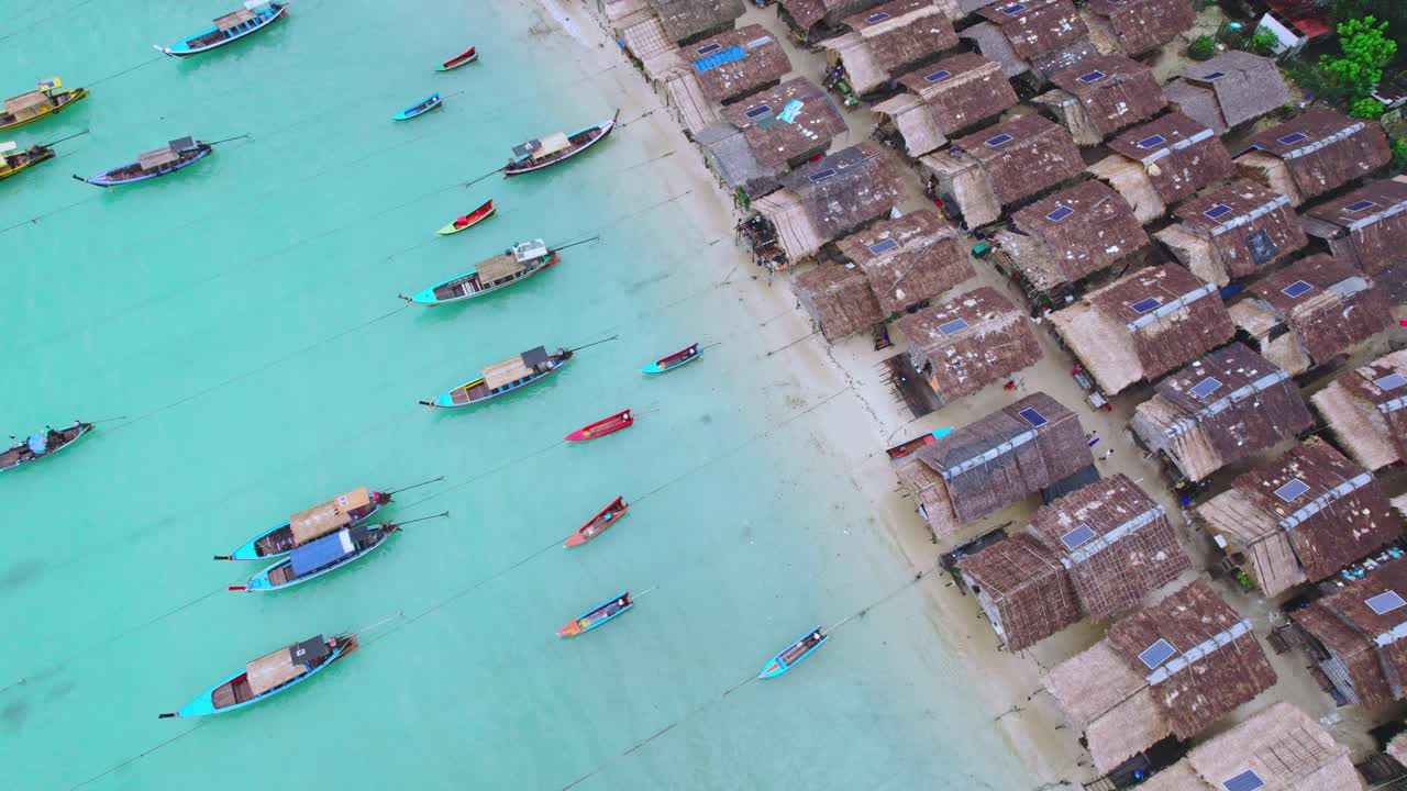 barcos de cola larga a lo largo de aguas turquesas con cabañas de madera