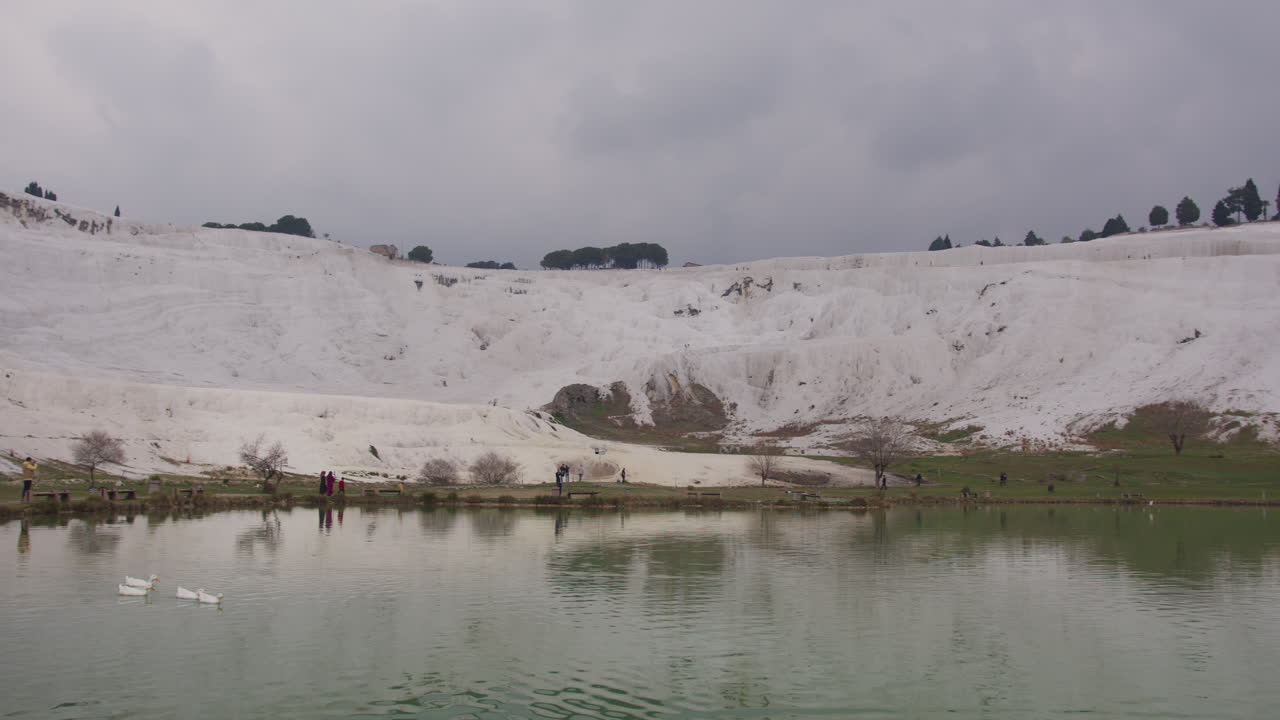 pan de un estanque y un glaciar en pamukkale cerca de hierápolis