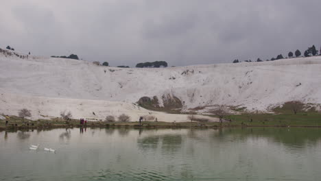 ein teich und ein gletscher in pamukkale in der nähe von hierapolis