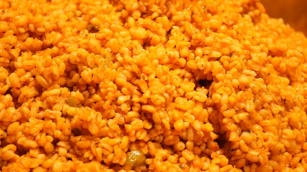 primer plano de un plato de bulgur cocido