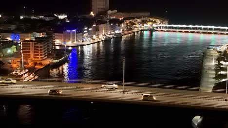 Edificios-Handelskade-Iluminados-Por-La-Noche,-Vista-Desde-El-Puente-Aéreo-De-La-Reina-Juliana