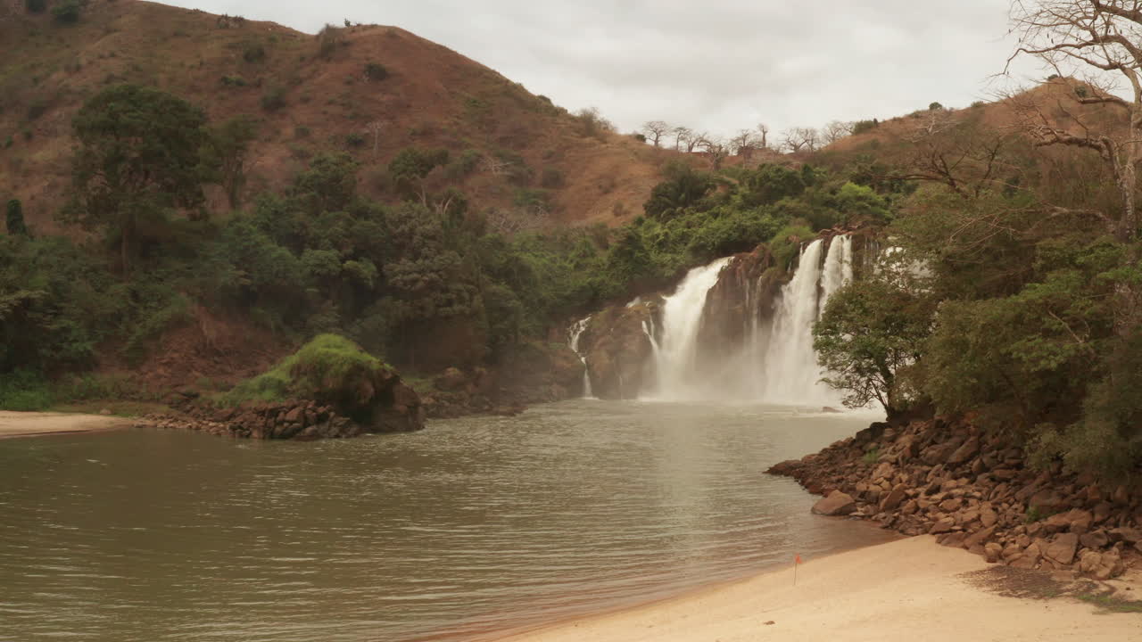 volando sobre una cascada en kwanza sul, binga, angola en el continente africano 1