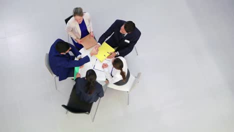 Empresarios-Discutiendo-Durante-Una-Reunión-En-La-Oficina