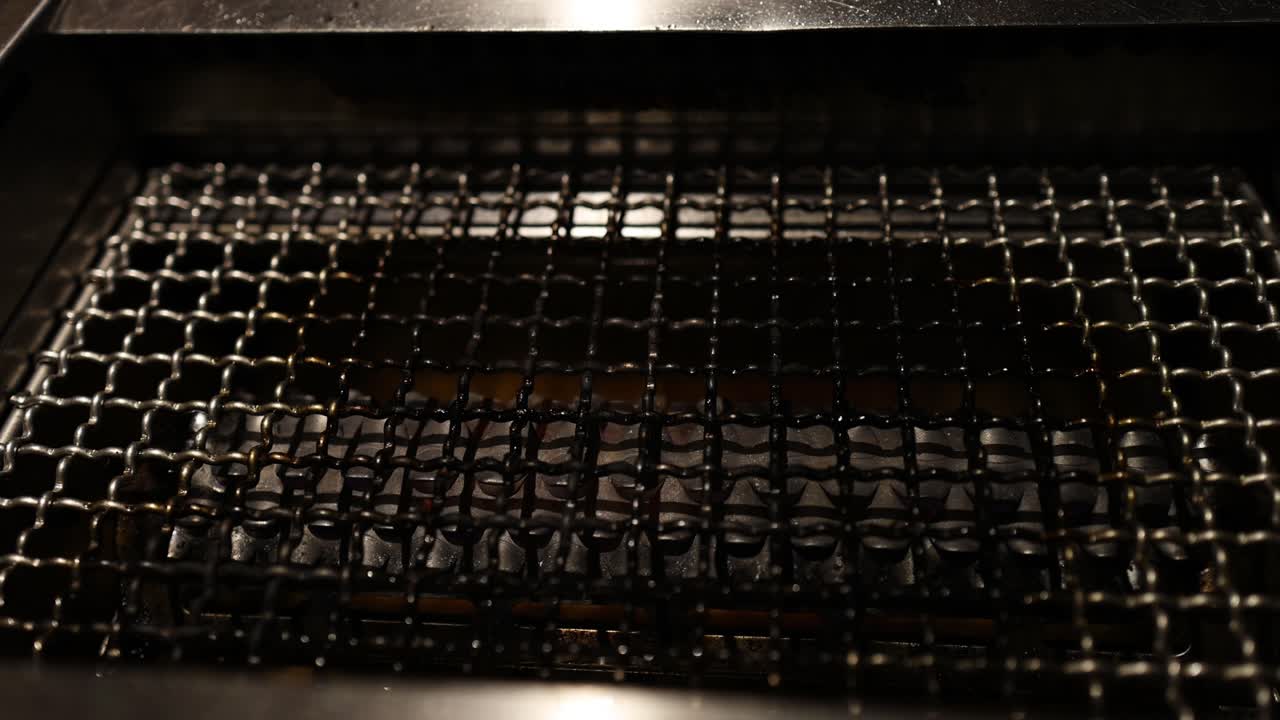 와이어 메쉬 그릴 에 고기 조각 을 는 것