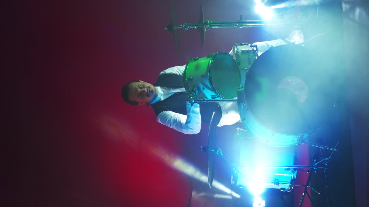 el baterista golpeando