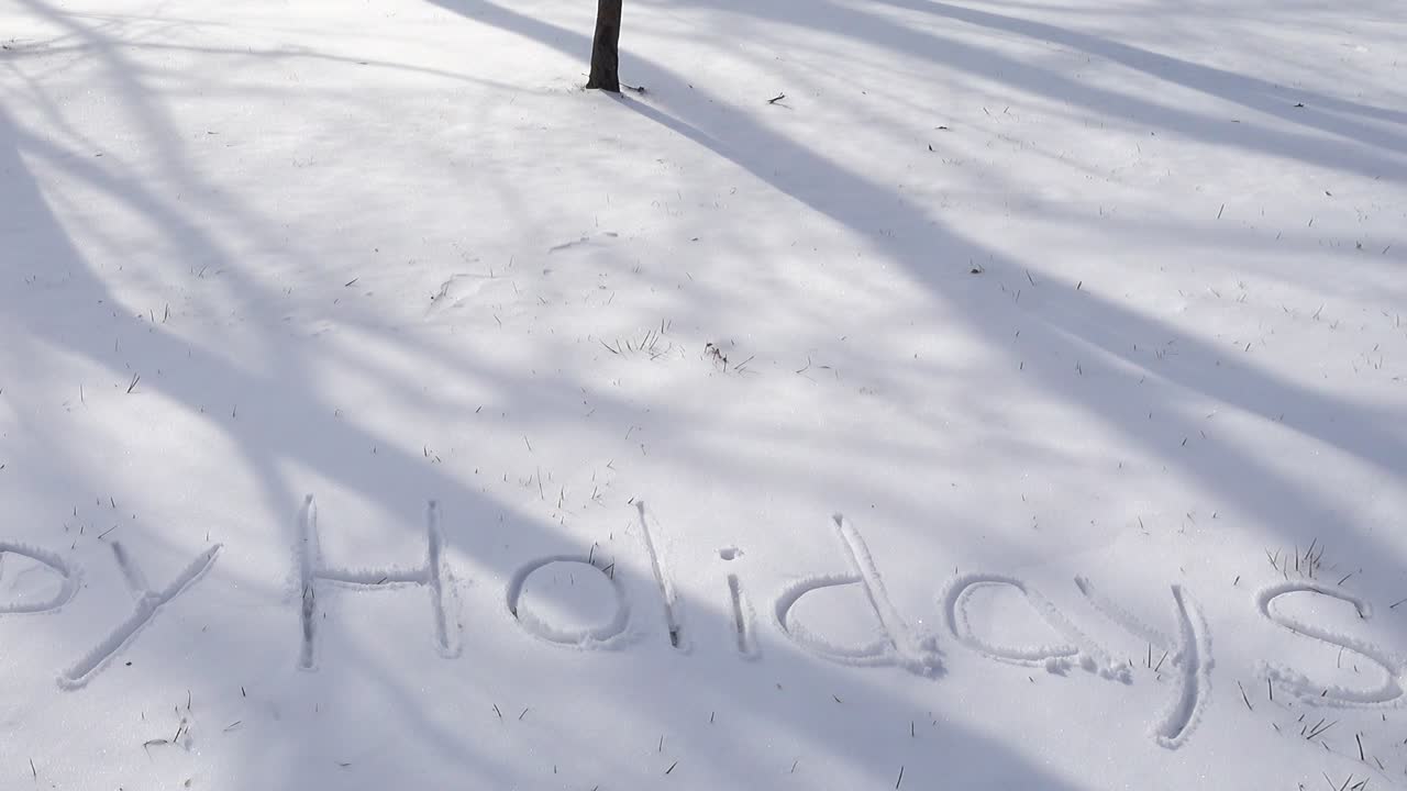 Inskripsjon av 'god jul' i snøen. Vinterfotografering.