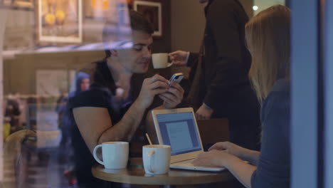 Hombre-Y-Mujer-Trabajan-En-El-Restaurante-Usando-Gadgets