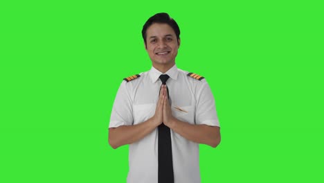 Feliz-Piloto-Indio-Haciendo-Namaste-Pantalla-Verde