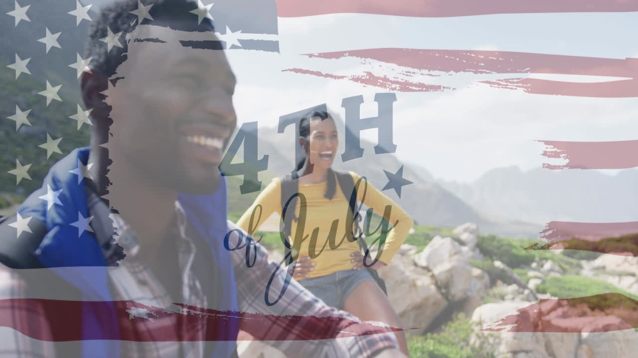 анимация текста дня независимости над улыбающейся разнообразной парой, путешествующей