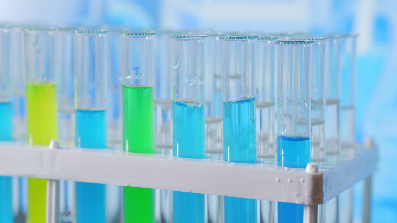 científico probando en el laboratorio para el análisis o la investigación. tubo de laboratorio con sangre y virus. laboratorio científico de primer plano. investigación de vacunas para la atención médica de enfermedades pandémicas. imágenes de alta calidad en 4k