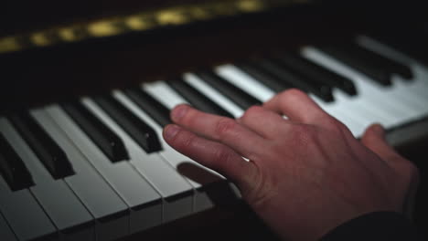 persona tocando el piano