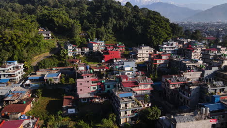 volando sobre el suburbio de pokhara en nepal - disparo de avión no tripulado