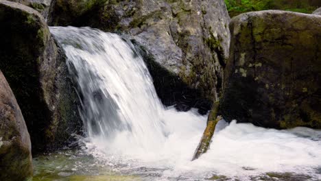 Arroyo-De-Montaña-Cerca-De-Una-Pequeña-Y-Linda-Cascada-En-La-Naturaleza-En-Un-Día-Soleado