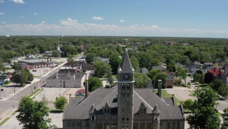 Edificio-De-Administración-De-Hackley-En-Muskegon,-Michigan-Con-Video-De-Drones-Saliendo